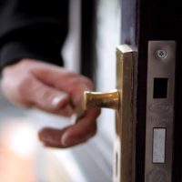 locksmith-opening-door-without-damage